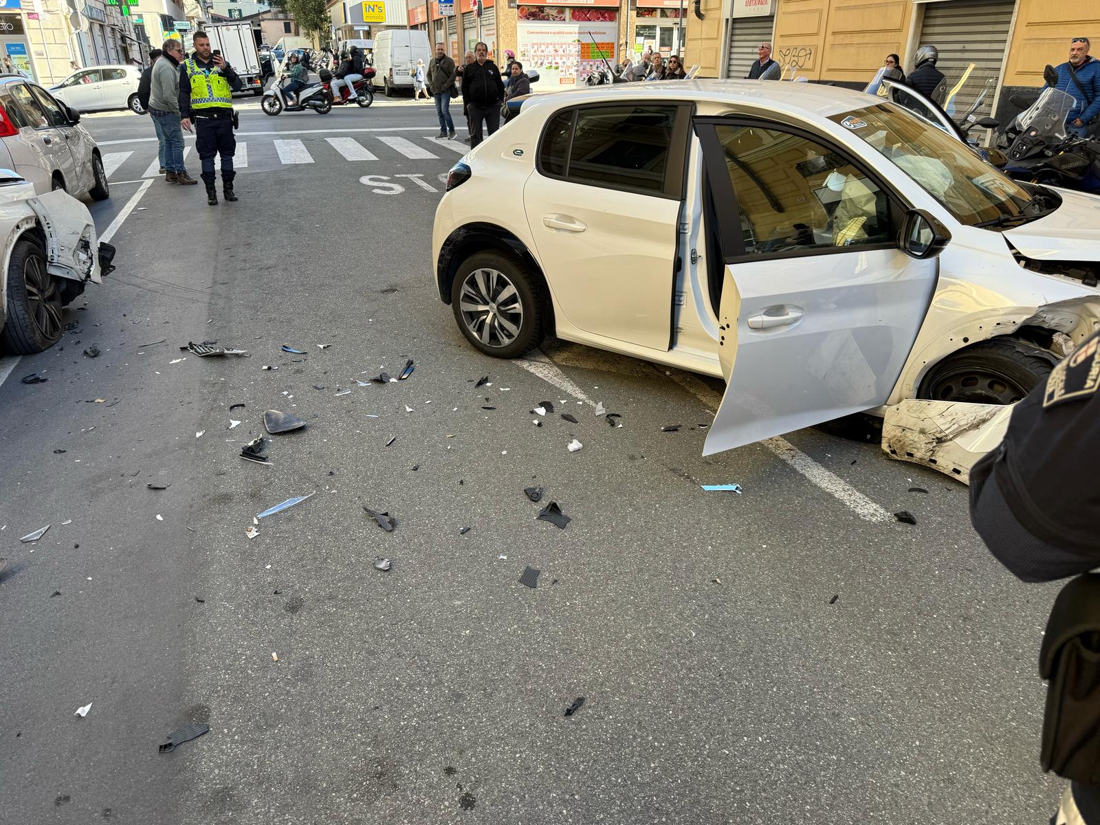 Si incastra l'acceleratore, auto contromano rischia di investire un pedone
