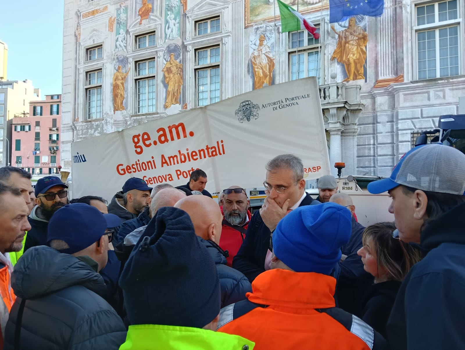 Raccolta rifiuti in porto, i lavoratori Geam bloccano l'ingresso di palazzo San Giorgio