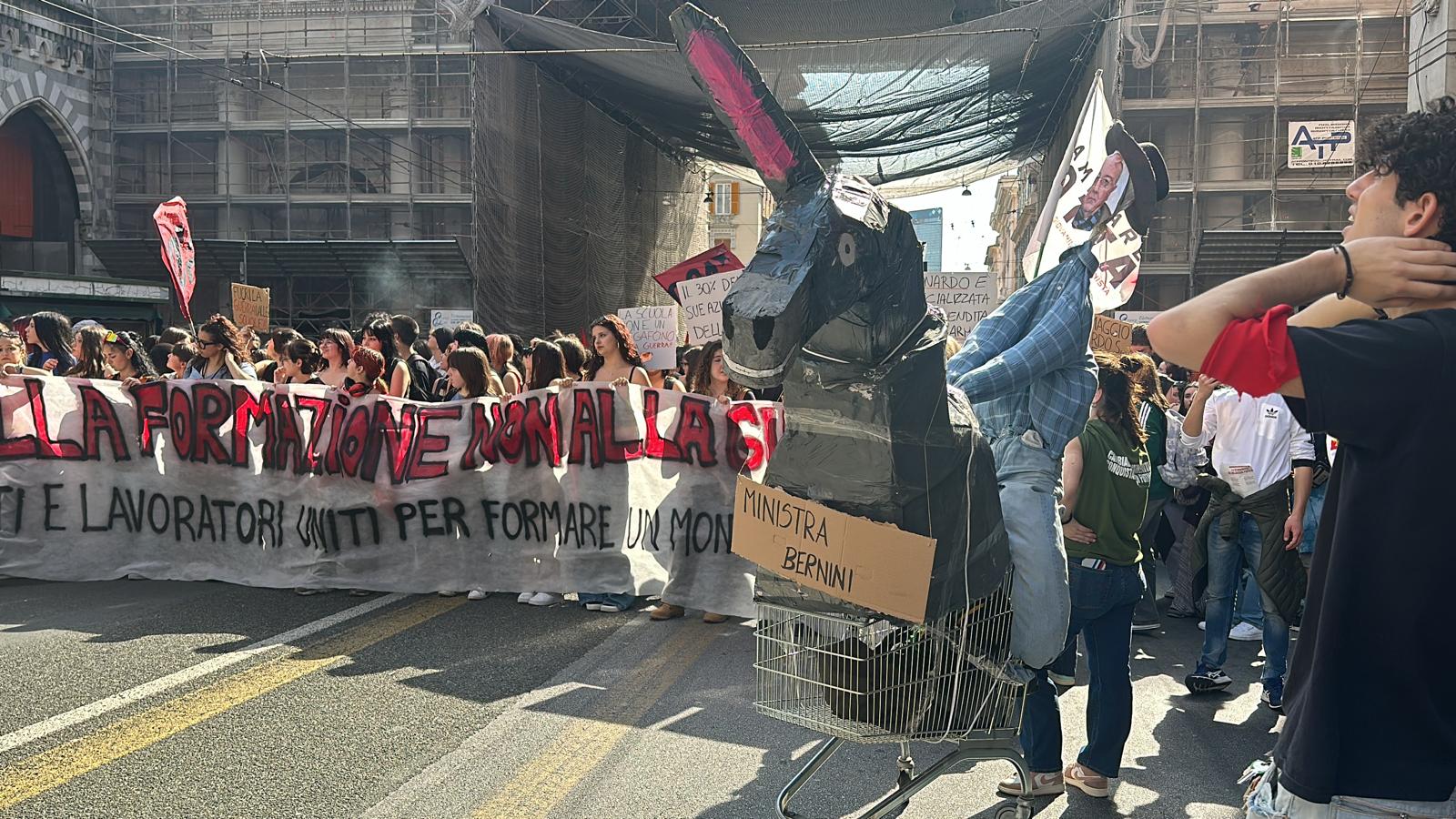 Studenti e docenti in corteo a Genova per una scuola meno precaria