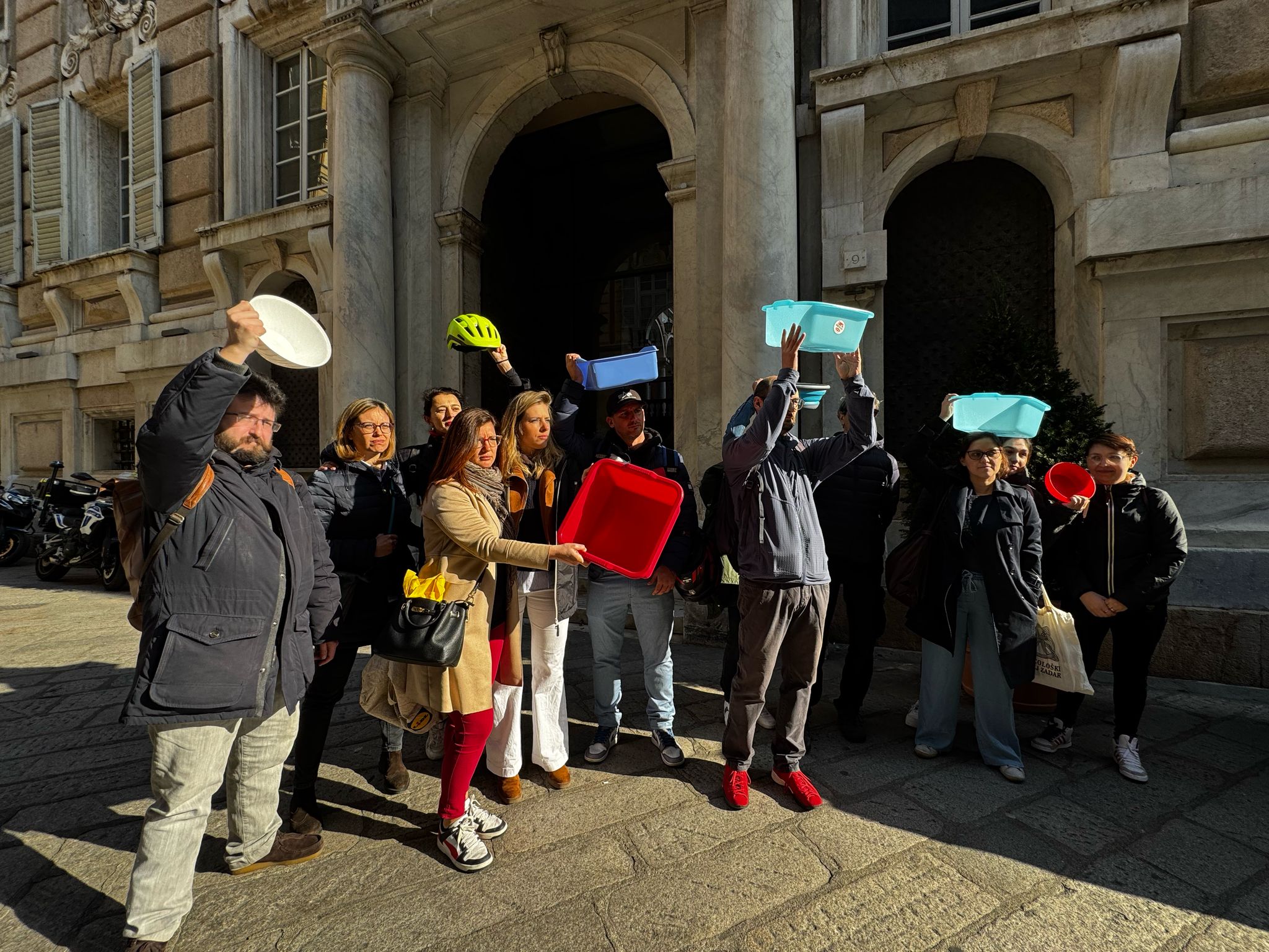 Secchi sotto a Tursi, la protesta dei genitori delle Salgari dove piove nella mensa