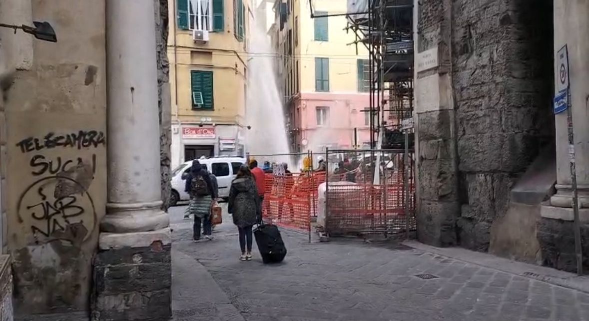 Esplode un tubo dell'acqua in via delle Fontane, geyser di diversi metri in strada
