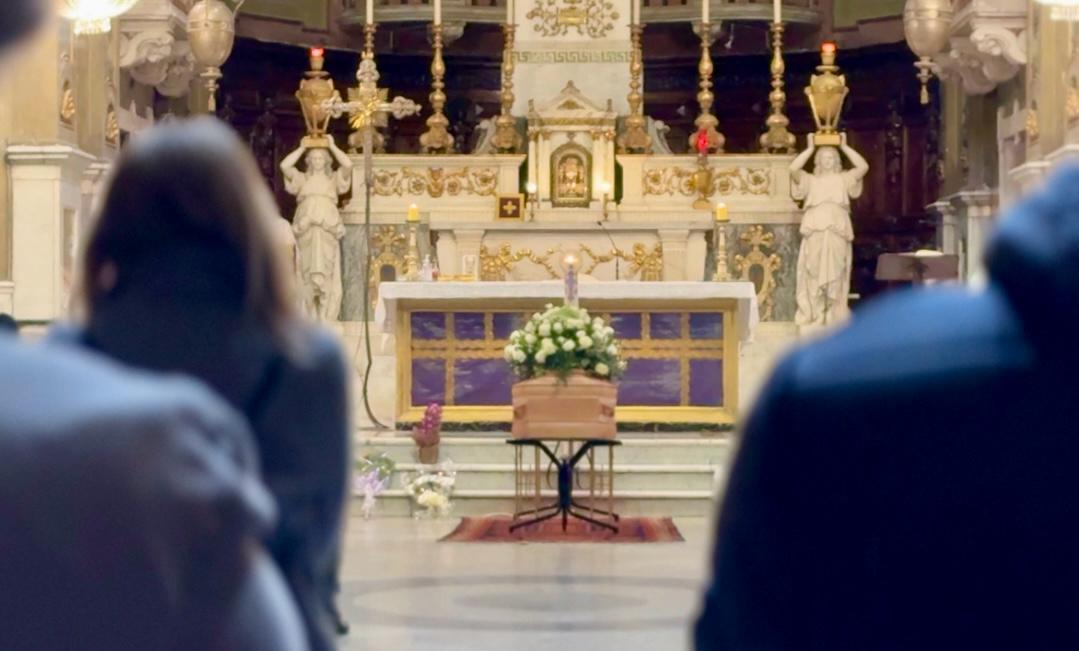 Addio a Francesca Testino schiacciata da una palma, folla al funerale: 