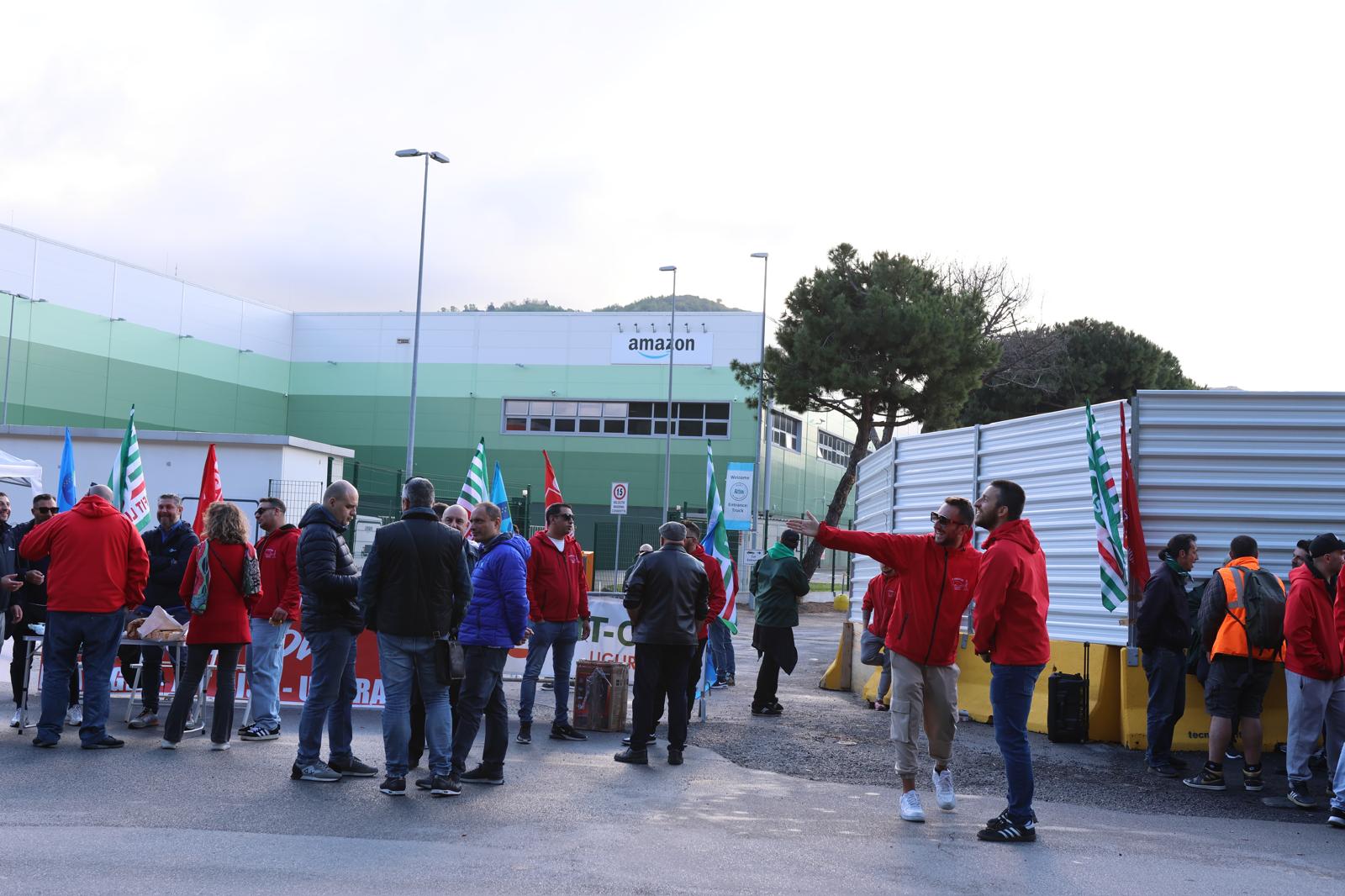 Sciopero dei corrieri Amazon della filiera ultimo miglio: presidio a Genova Campi