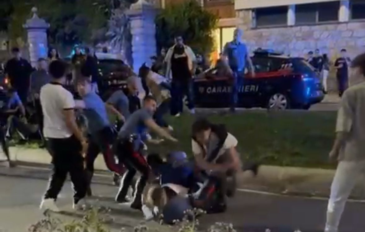 Maxi-rissa in corso Italia: subito liberi i sei fermati, caccia al 