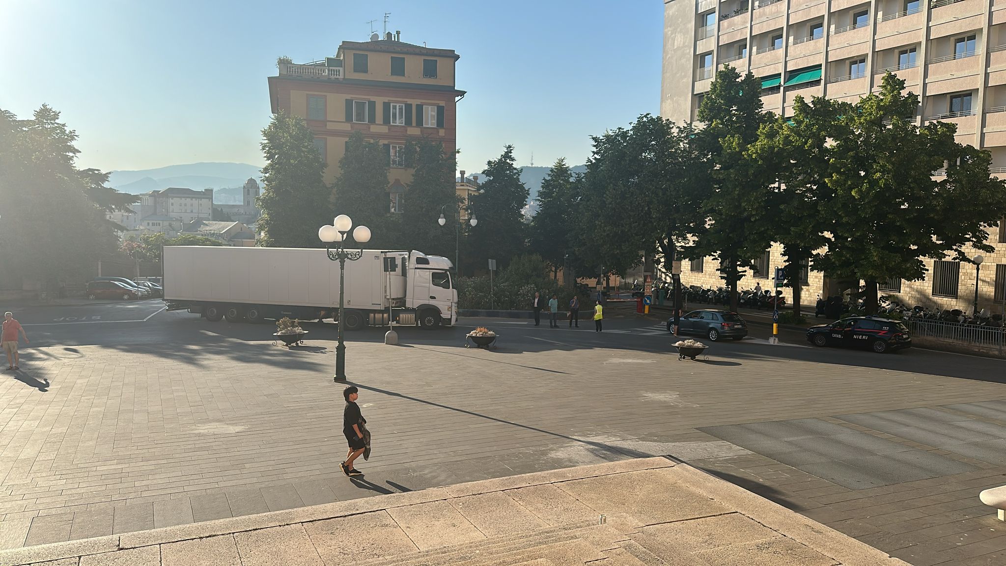 Camion incastrato a Carignano, traffico in centro 