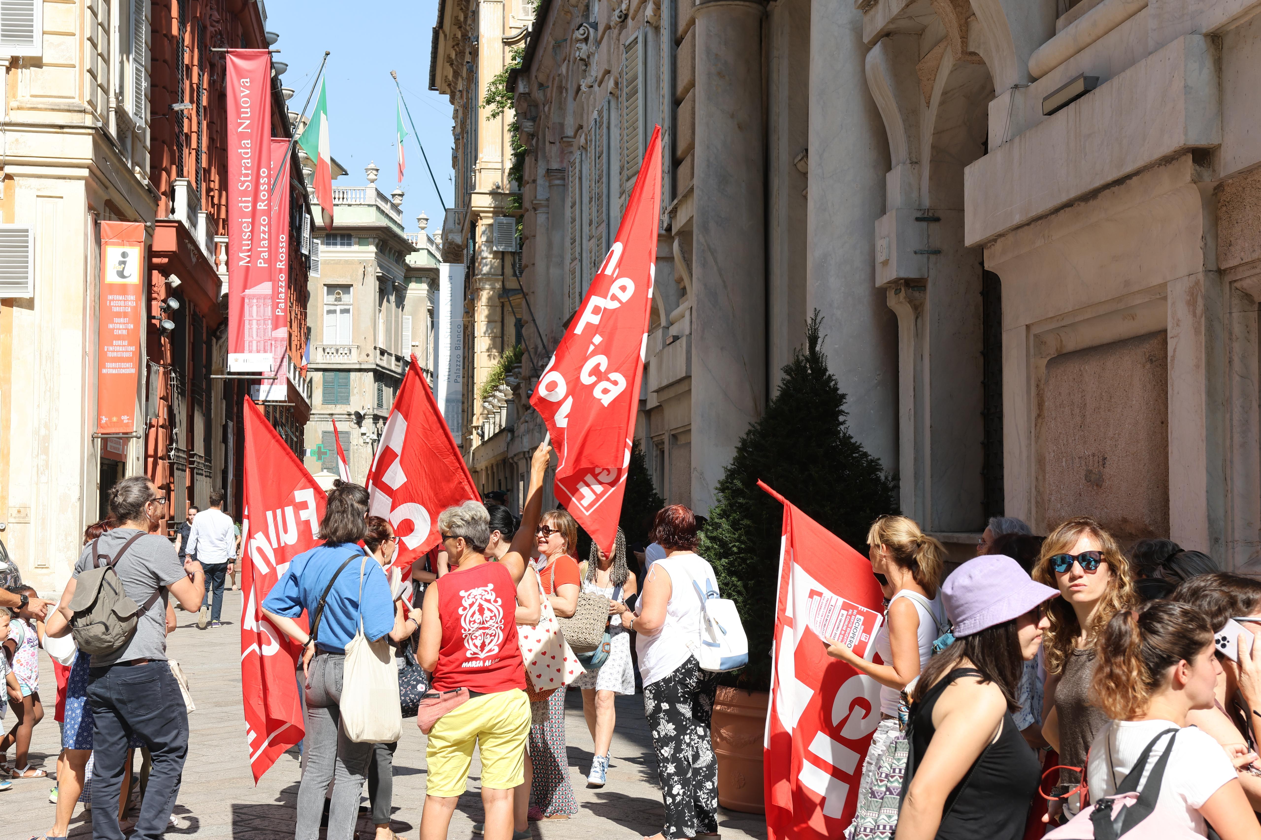 La protesta sotto la sede di palazzo Tursi