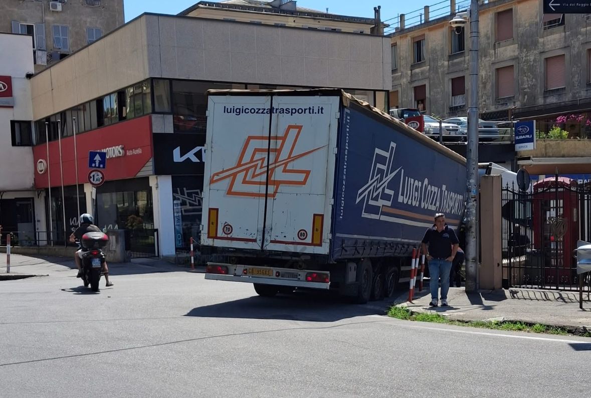 Camion con le ruote bucate blocca la strada, chiuso e riaperto il casello di Pegli