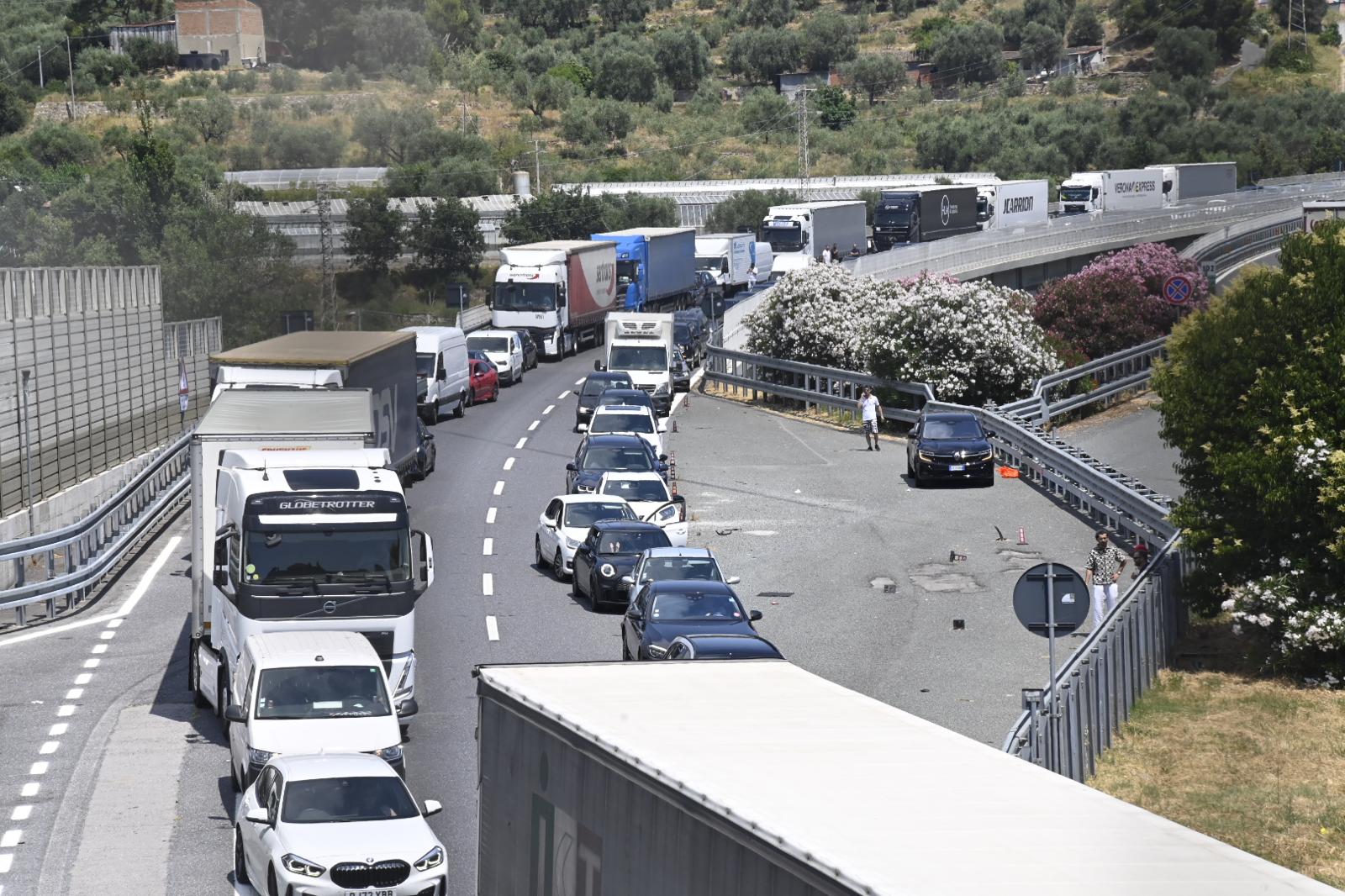 Incidente in moto in A10 nell'Imperiese, un morto e un ferito grave 