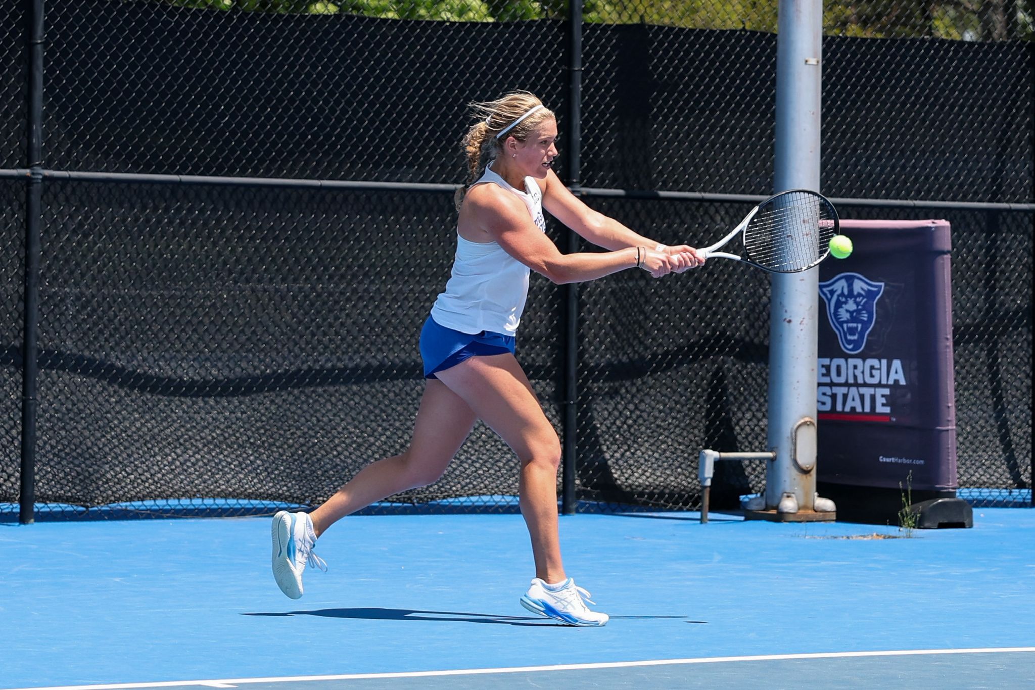 Francesca Miglio gioca a tennis