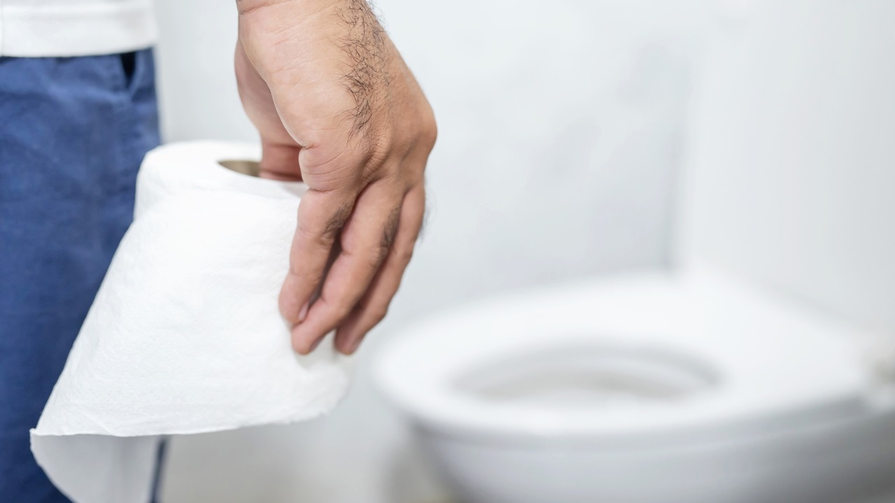 La causa principale è da ricercarsi nelle temperature eccezionalmente alte registrate nelle ultime settimane Mano uomo con carta igienica davanti a wc