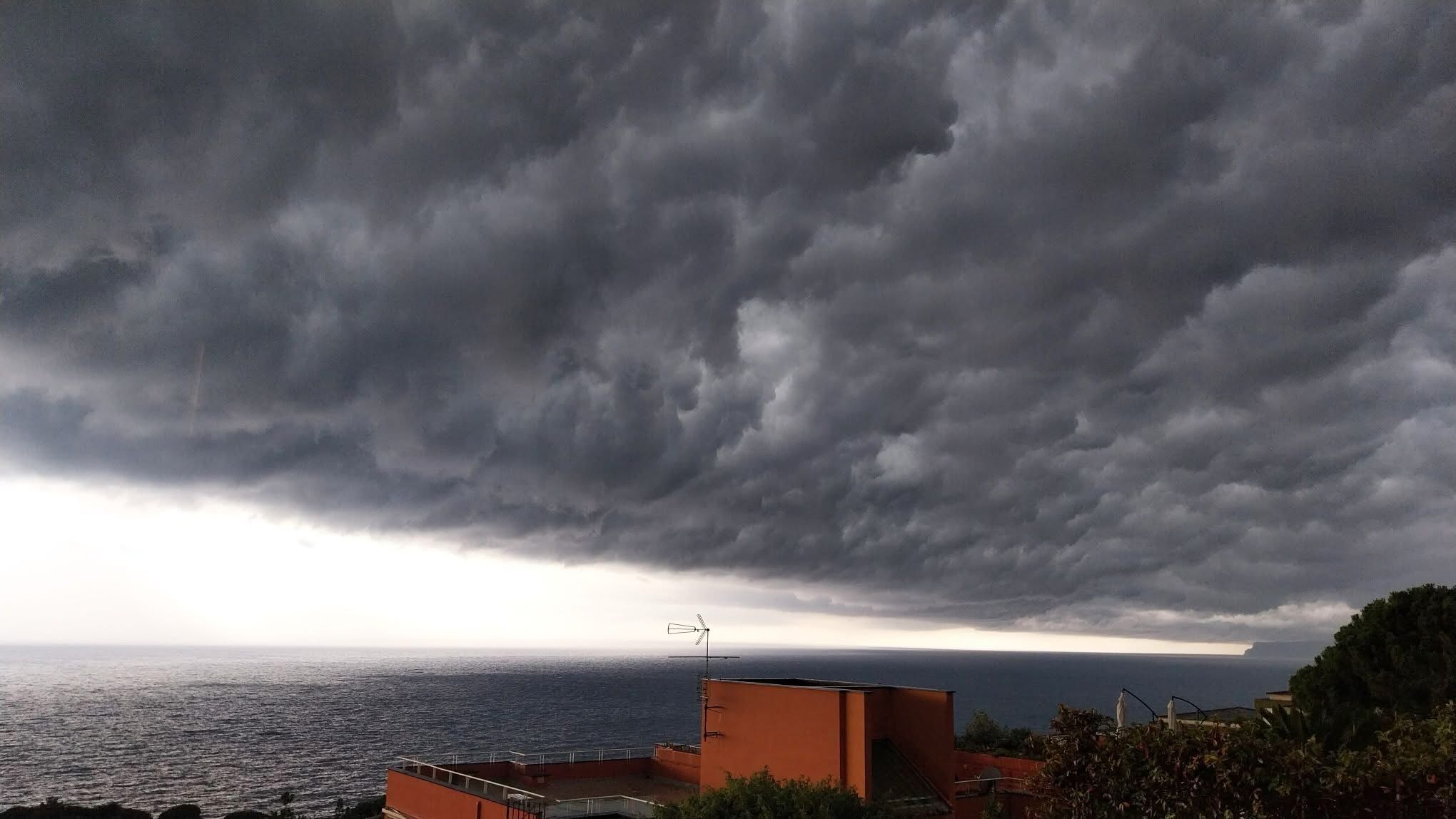 Allerta gialla per temporali prolungata fino alle 19. Pioggia, vento e possibili grandinate