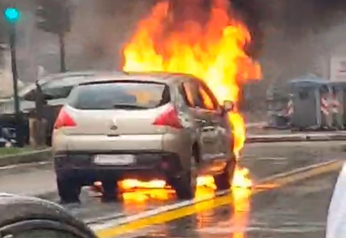 Macchina in fiamme in via Buranello, il video riprende l'esplosione degli pneumatici
