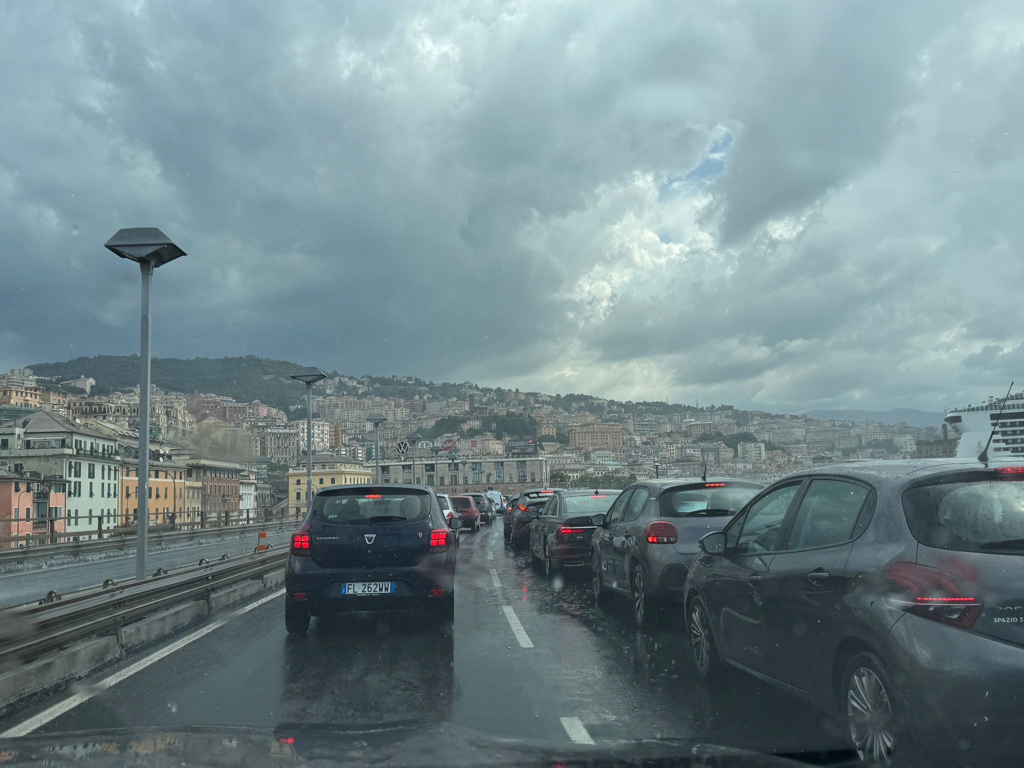 Incidente sulla sopraelevata: un ferito non grave, coda in direzione ponente