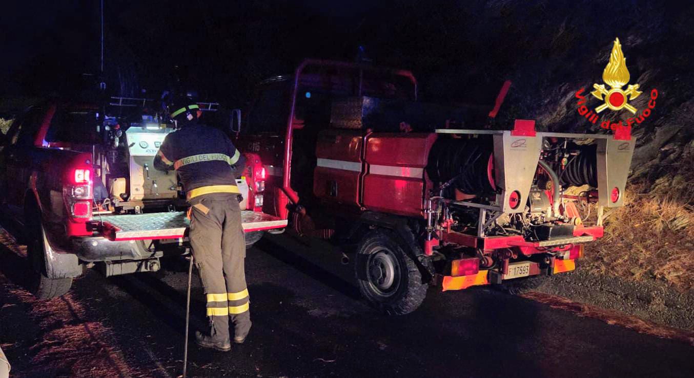 Brucia il bosco ad Alassio, vigili del fuoco spengono le fiamme prima che raggiungano le case