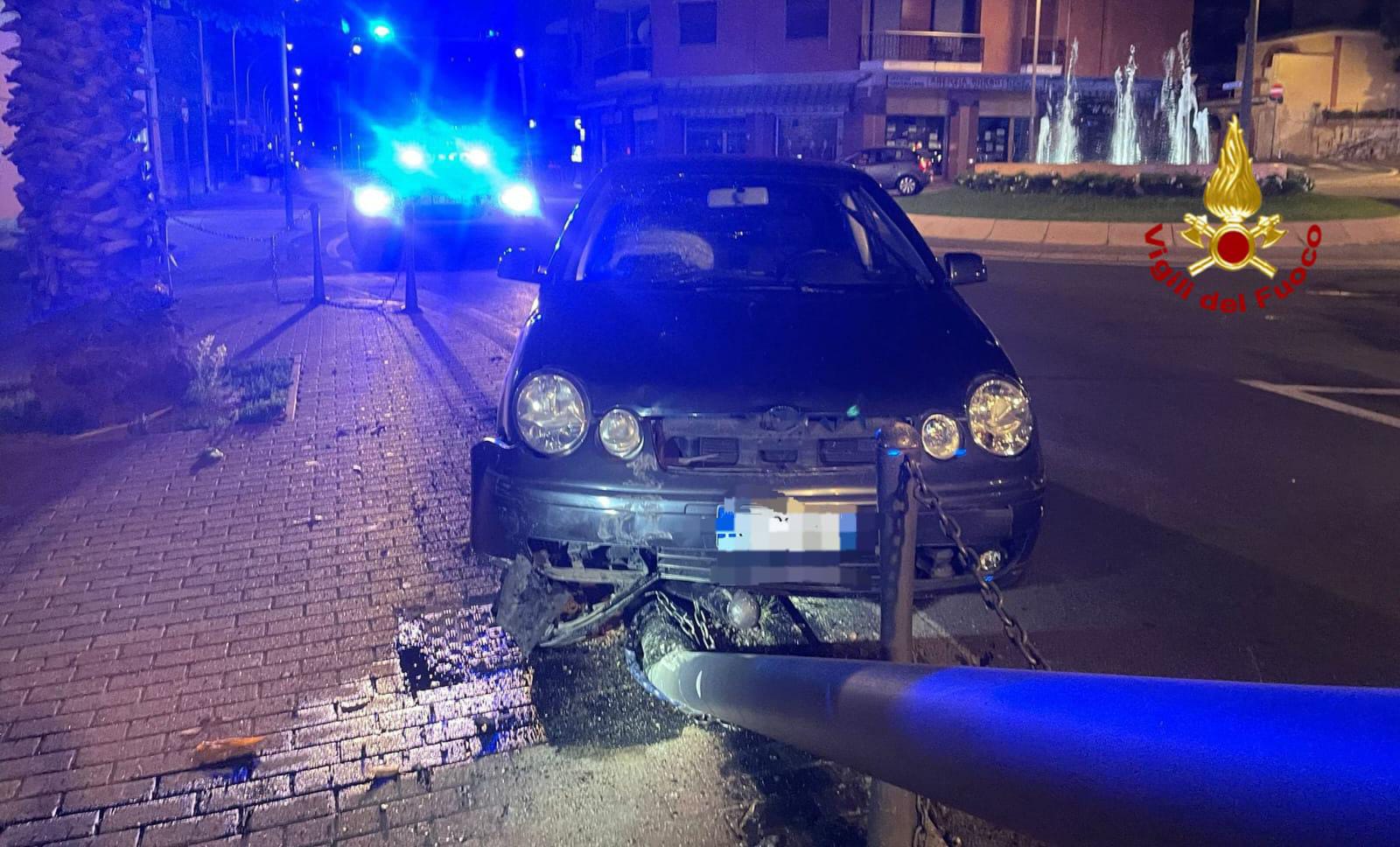 Si schiantano con l'auto contro un palo della luce e scappano: indagini in corso