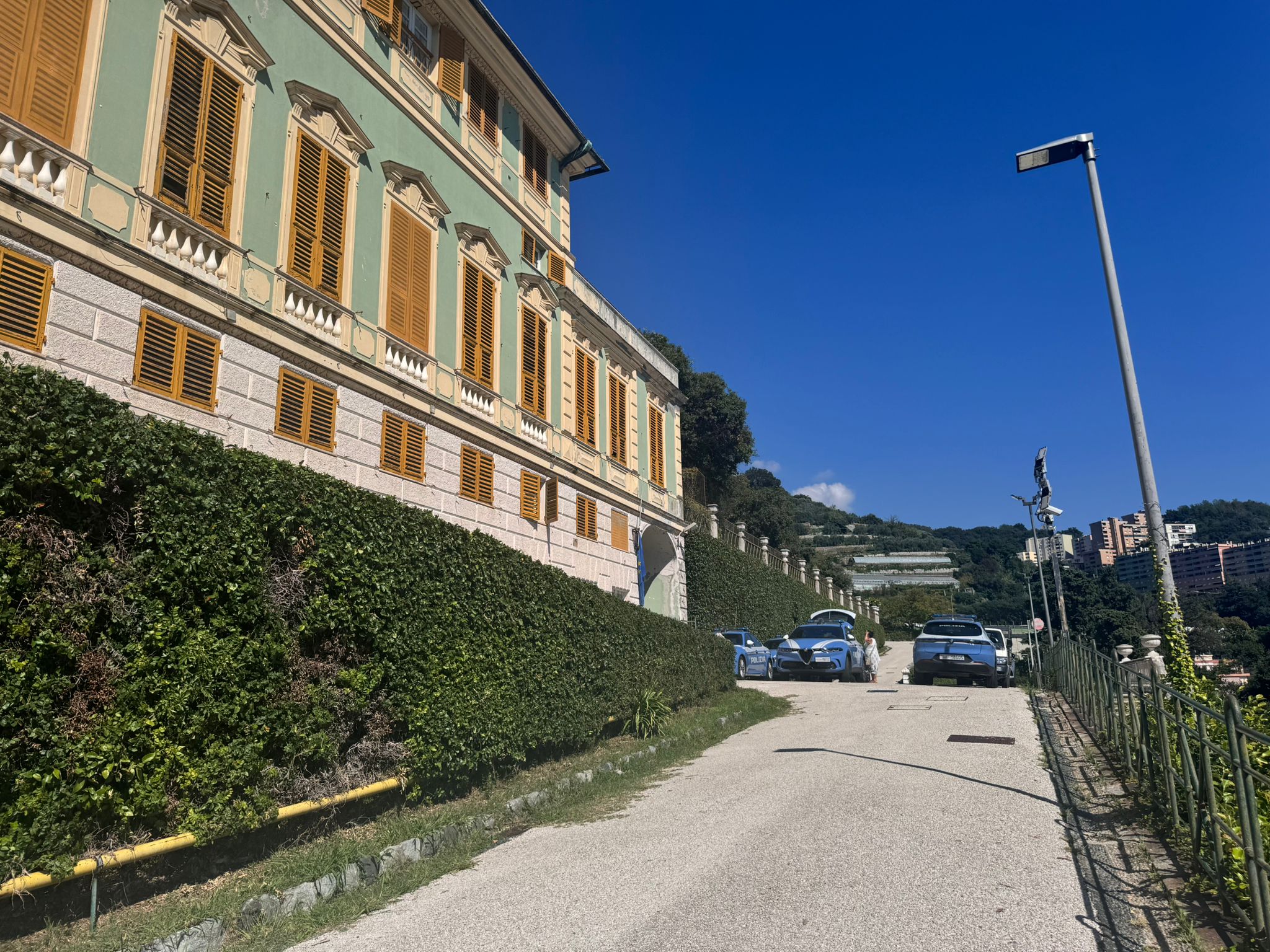 Dramma a scuola a Genova, bimbo di sei anni cade dal secondo piano: è gravissimo