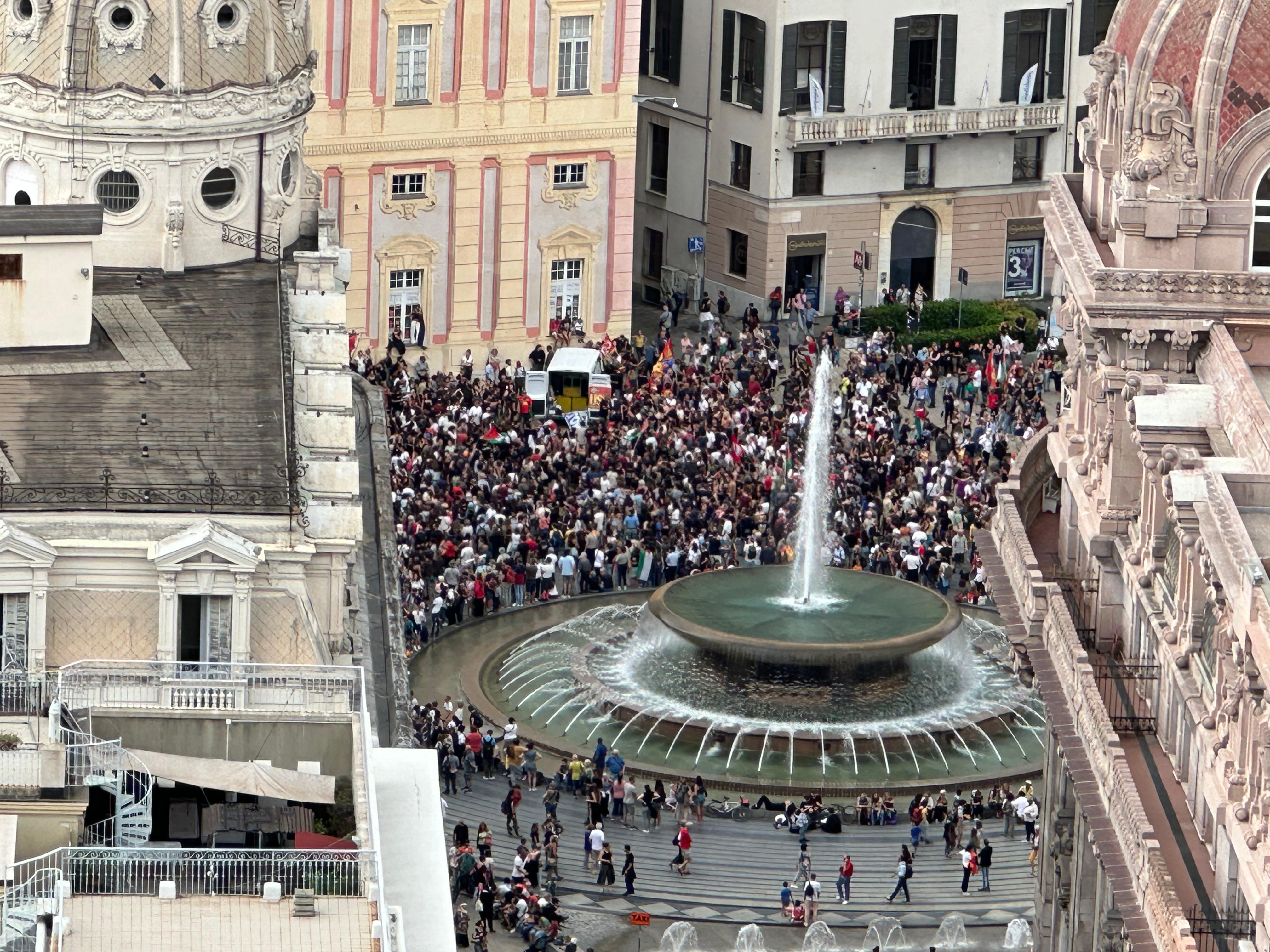 Manifestanti in piazza De Ferrari Piazza De Ferrari