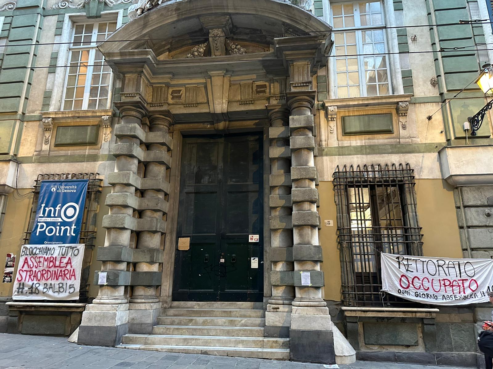 L'ingresso dell'Università di Genova in via Balbi