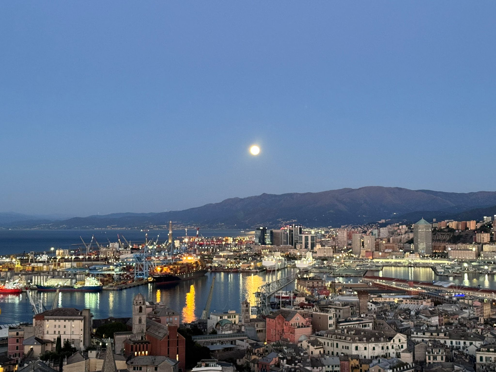 La superluna piena del Raccolto illumina i cieli della Liguria