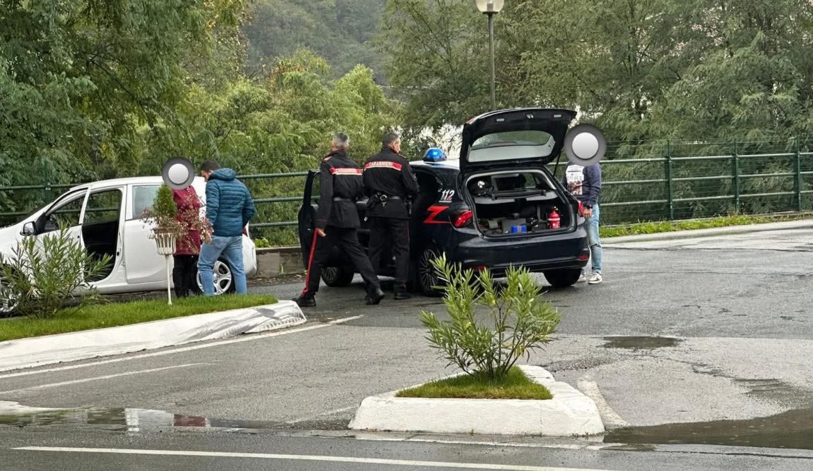 Sequestra e stupra una giovane conosciuta su internet: inseguito e arrestato