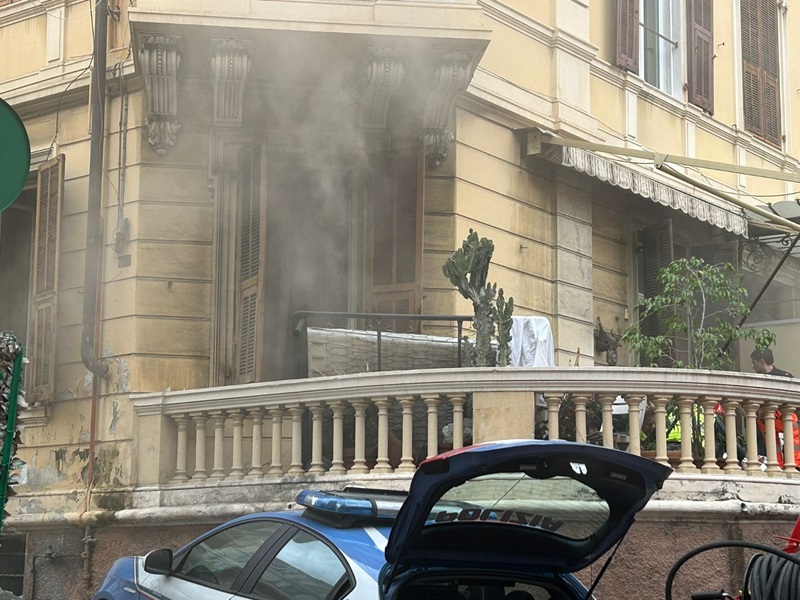 Incendio in un appartamento a Sanremo, madre e figlio ustionati e quattro agenti intossicati