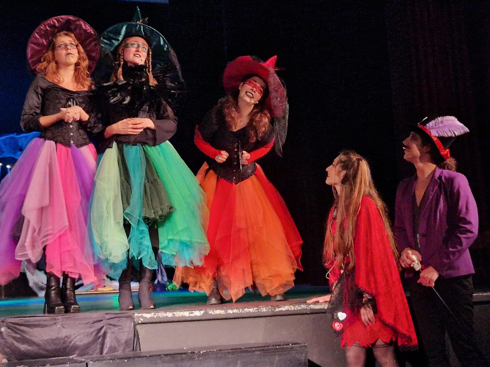 Streghe e fantasmi: la magica notte di Halloween si trasforma in musical