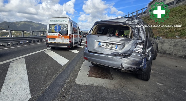 Bisarca provoca tamponamento tra auto sulla A7, tre feriti