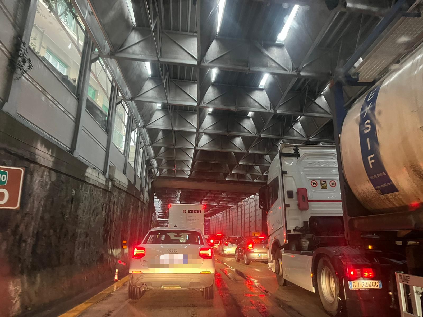 Pioggia, cantieri e incidenti. Coda in autostrada, a Genova traffico in Sopraelevata