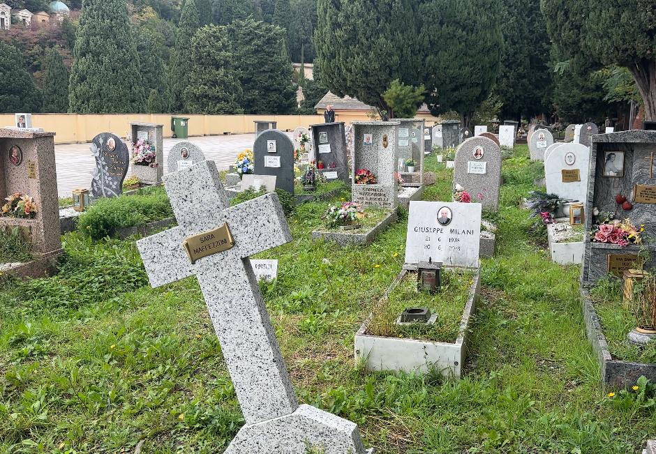 Sempre meno visite al cimitero della Castagna: colpa di degrado e tombe inaccessibili