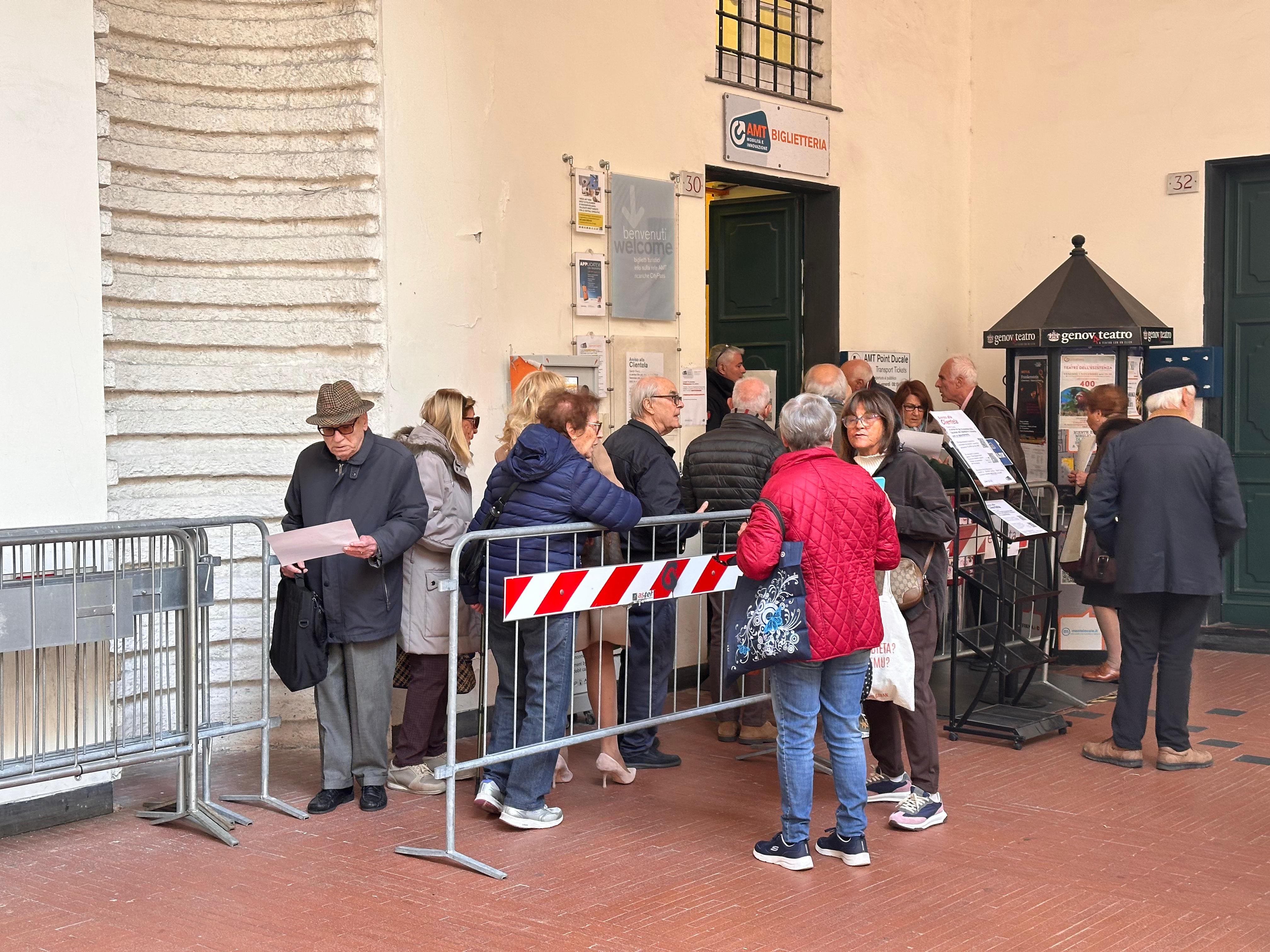 Nuove tariffe Amt, molti anziani in fila senza appuntamento: