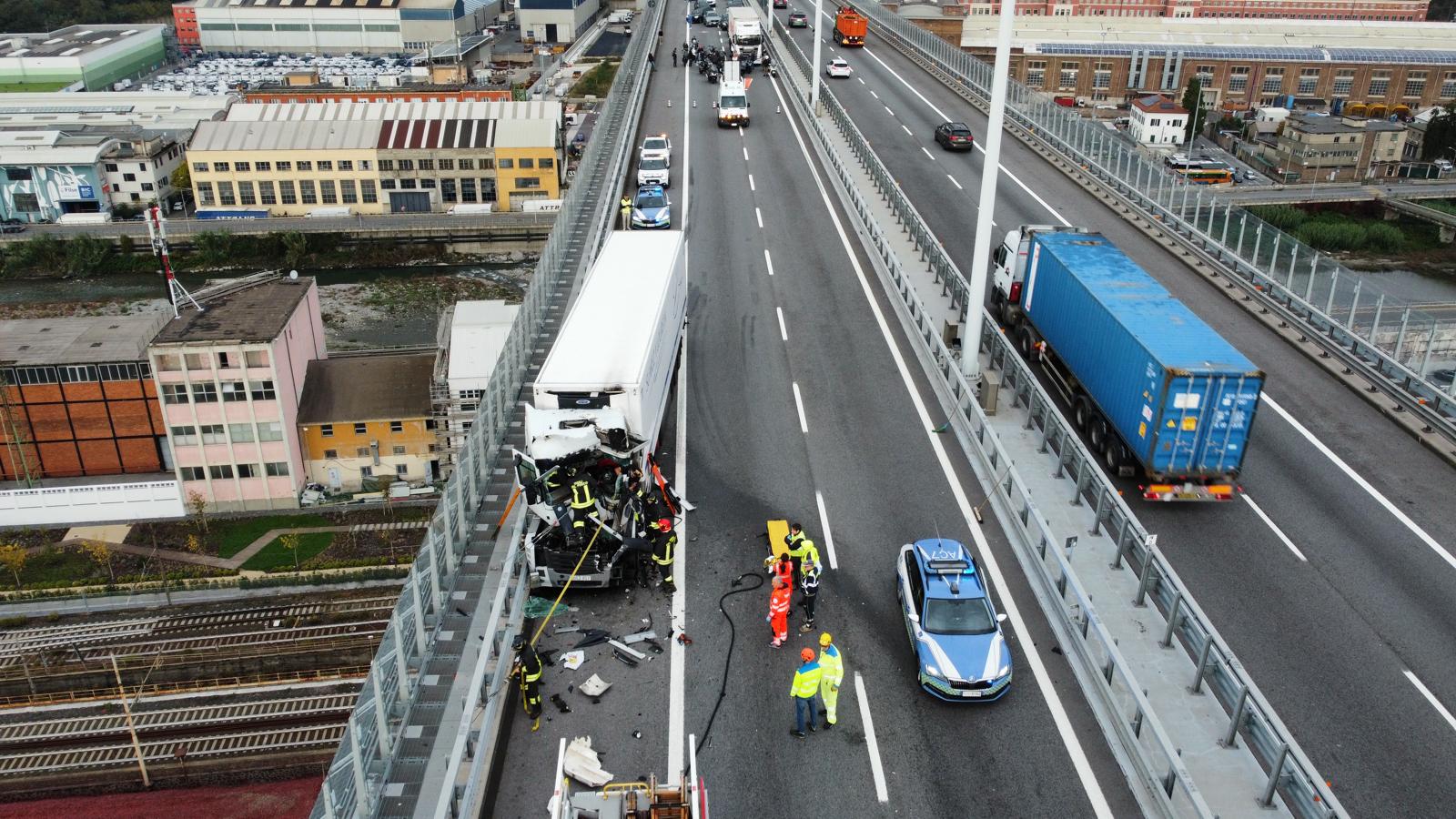 Tamponamento tra camion sul ponte San Giorgio: un ferito grave, lunghe code 