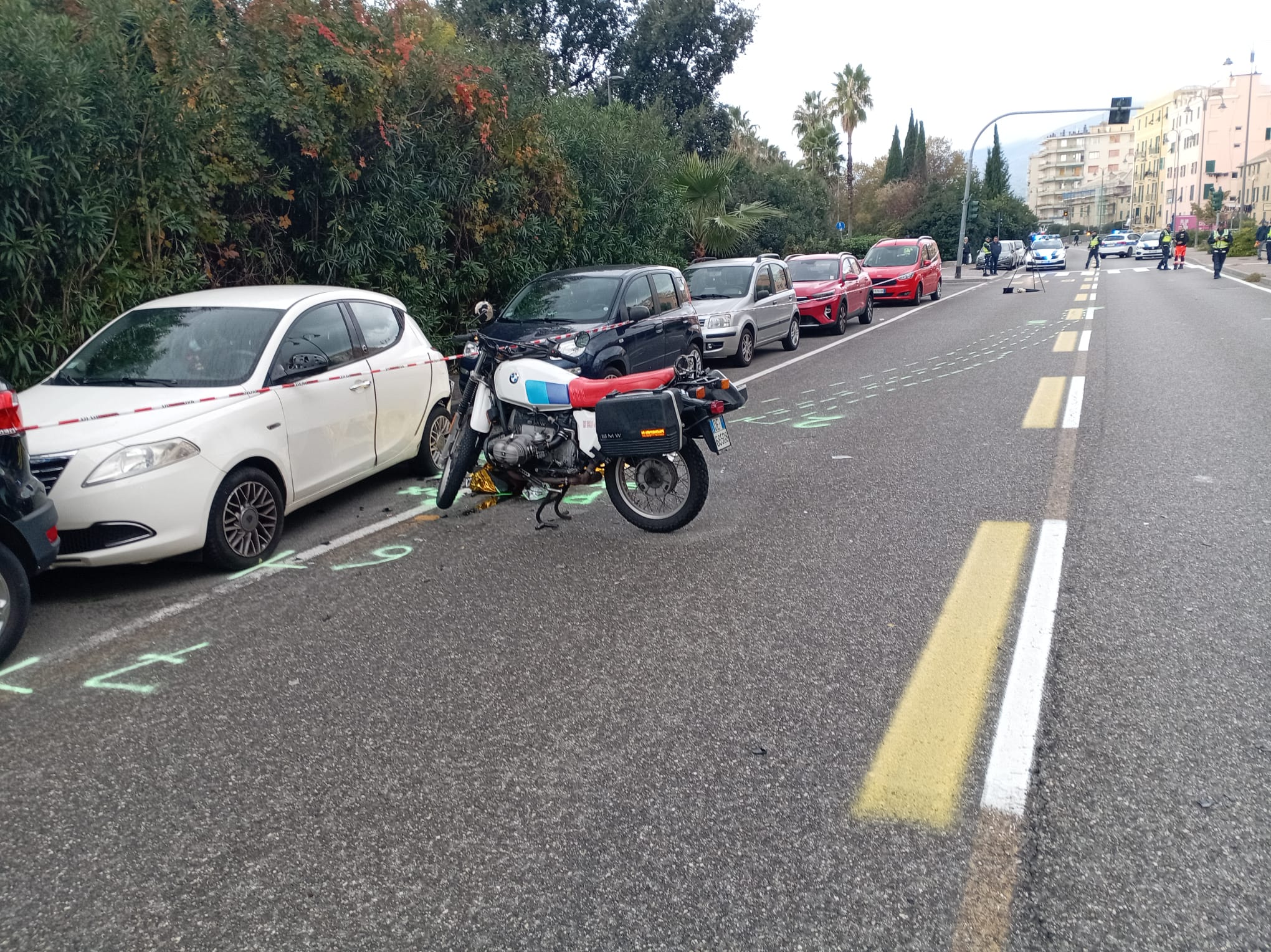 Incidente in via Pra', schianto tra un'auto e una moto. Morto il centauro
