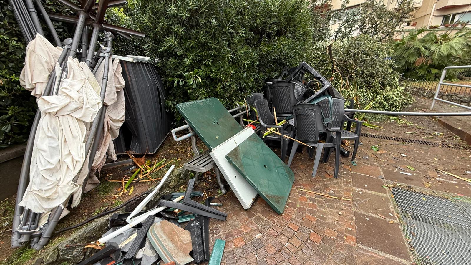 Tromba d'aria a Pegli, iniziata la conta dei danni in via Sabotino: distrutte le vetrate e il cancello