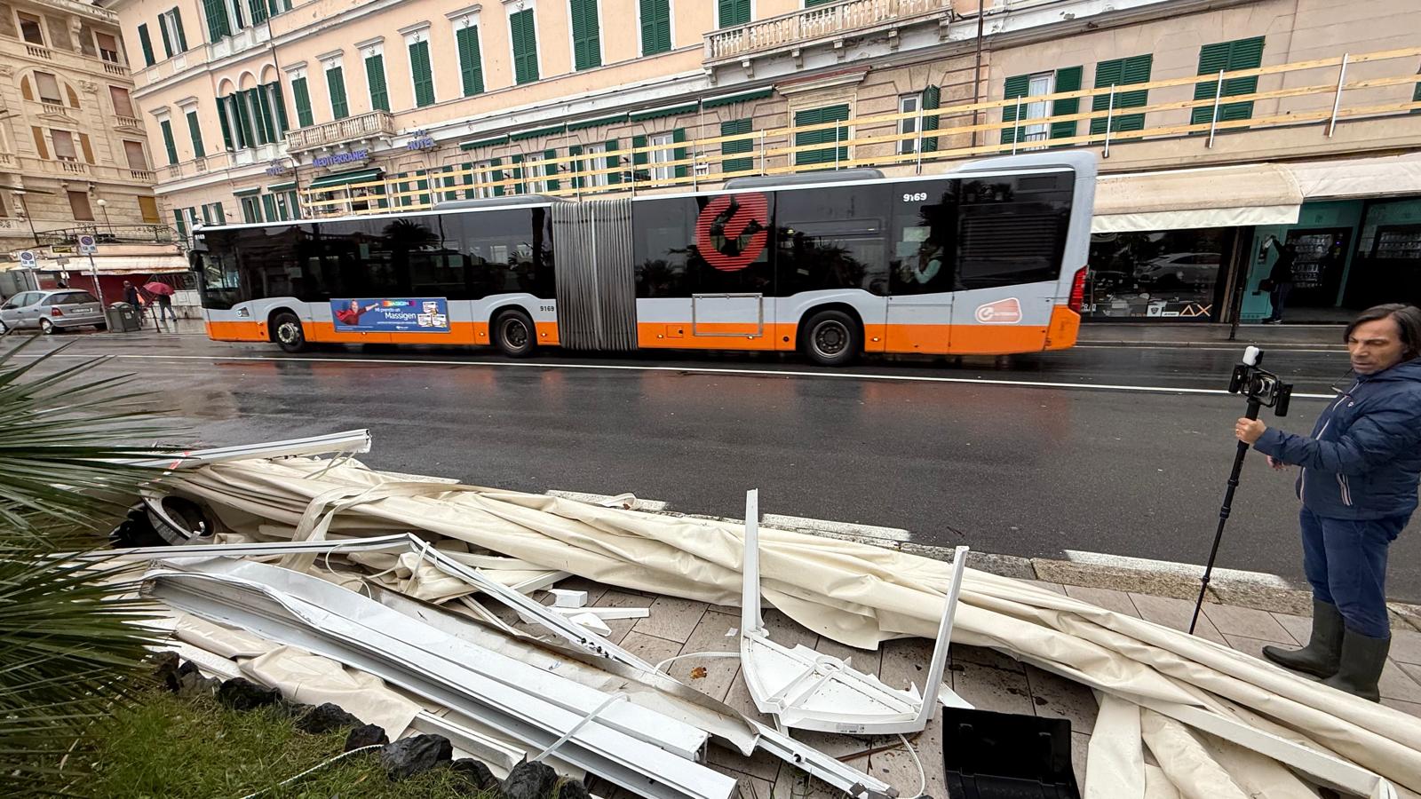Tromba d'aria a Pegli, il giorno dopo: danni sul lungomare
