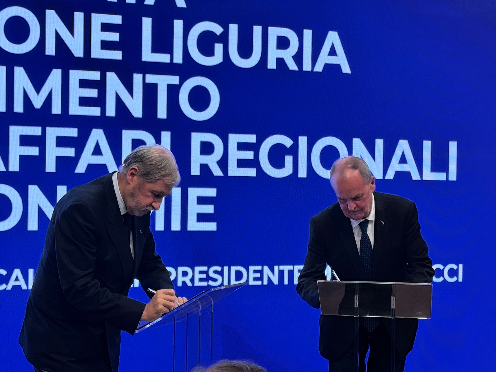 Autonomia, la firma tra Bucci e Calderoli: quattro le materie su cui avere più potere