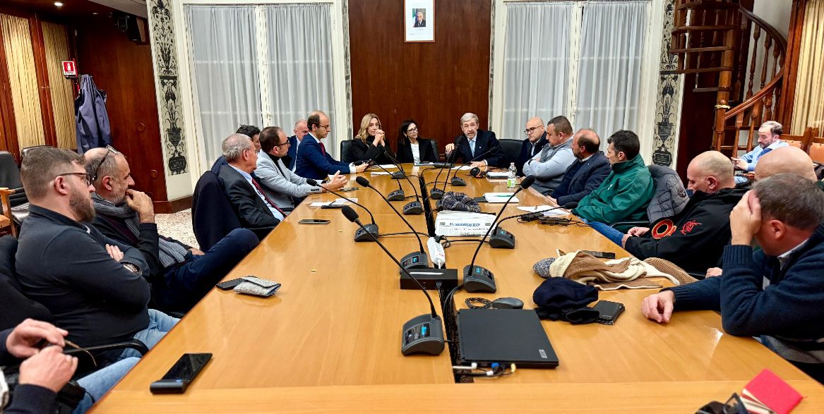 Ex-Ilva, convocato il tavolo unitario dal ministro Urso. Smobilitato il presidio