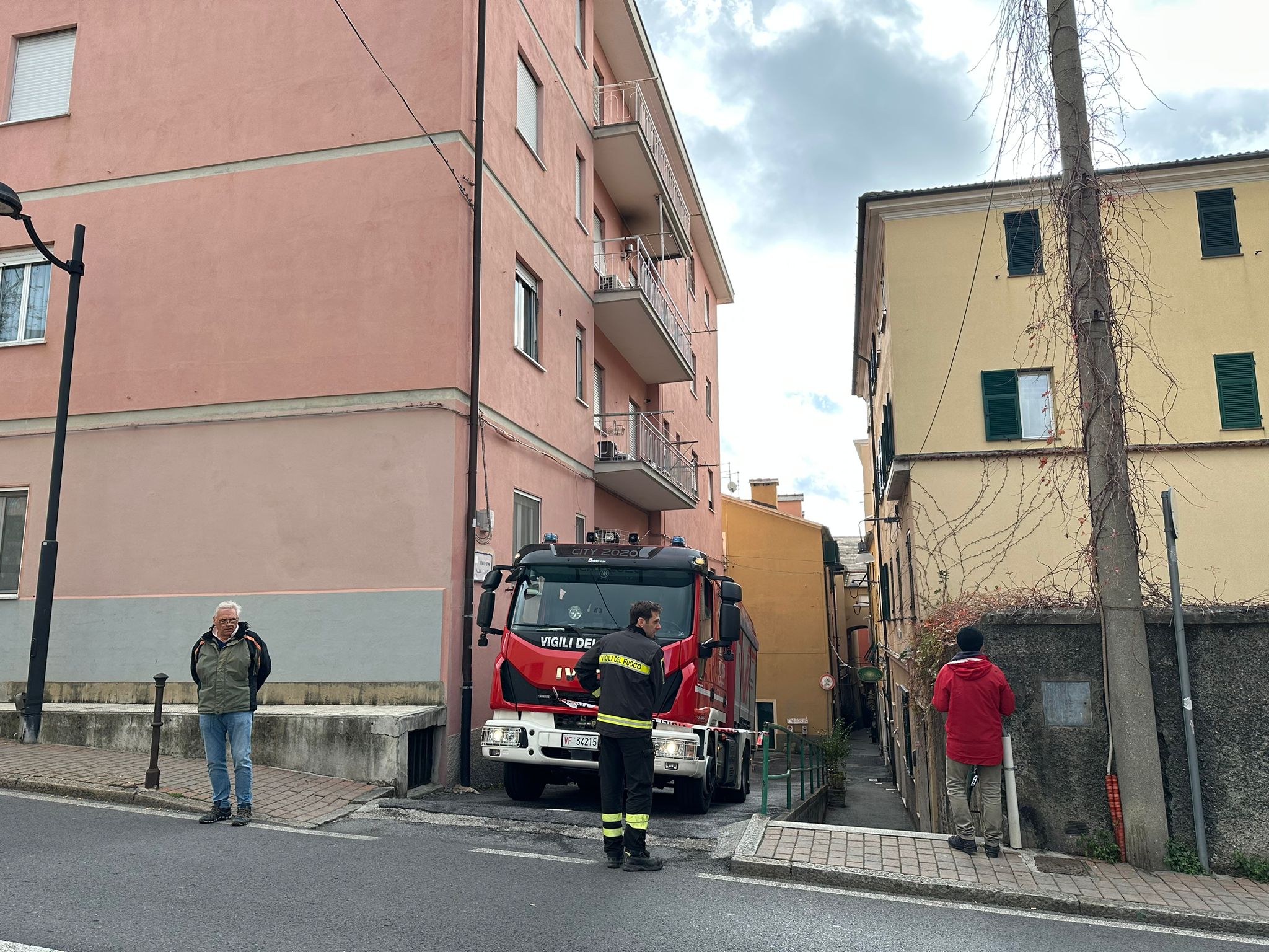 Fiamme in un appartamento, morta una donna. La tragedia a Cogoleto