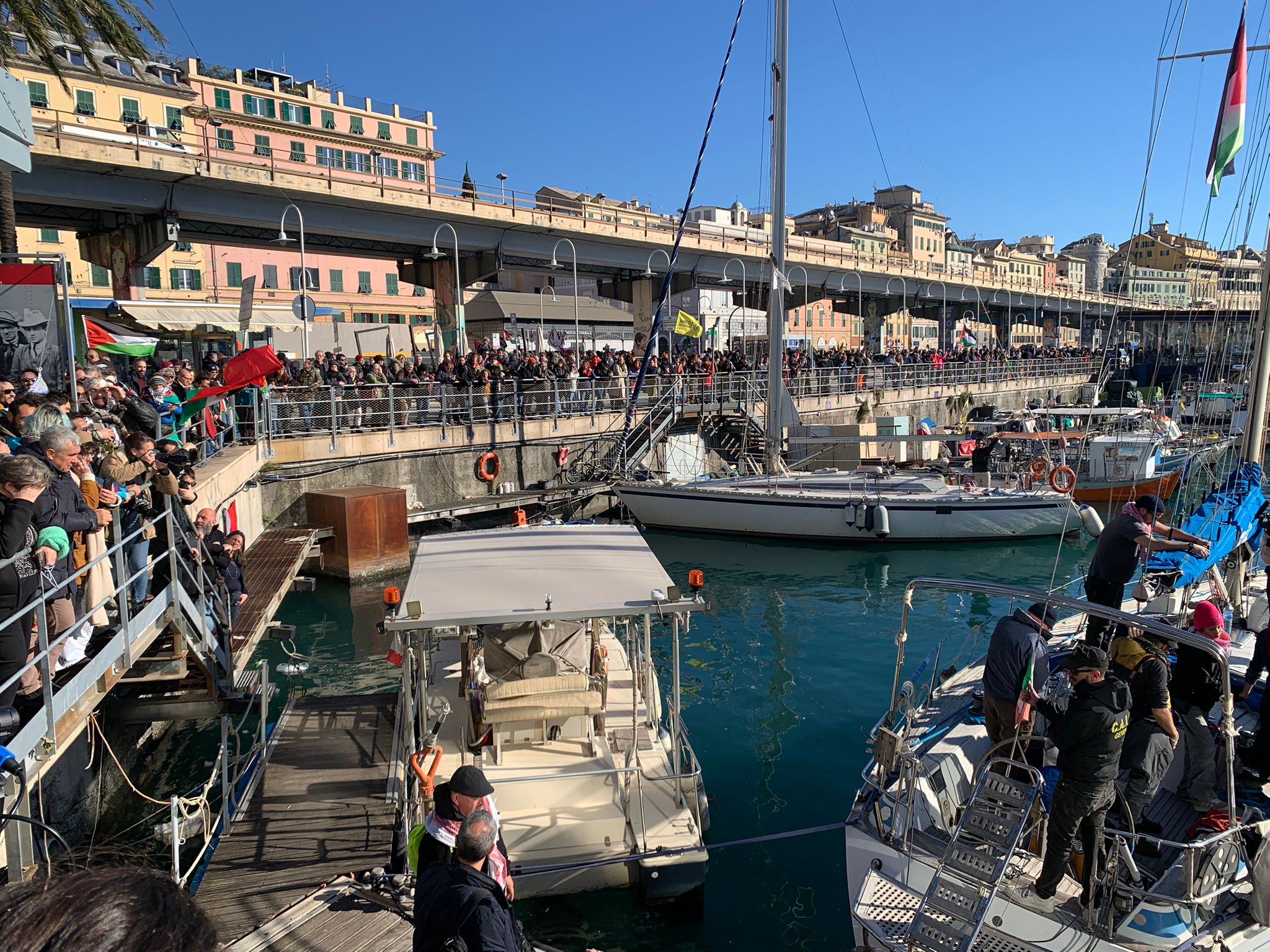 Sciopero di trasporti, scuola e sanità, a Genova corteo partito verso Albertazzi. Primocanale in diretta