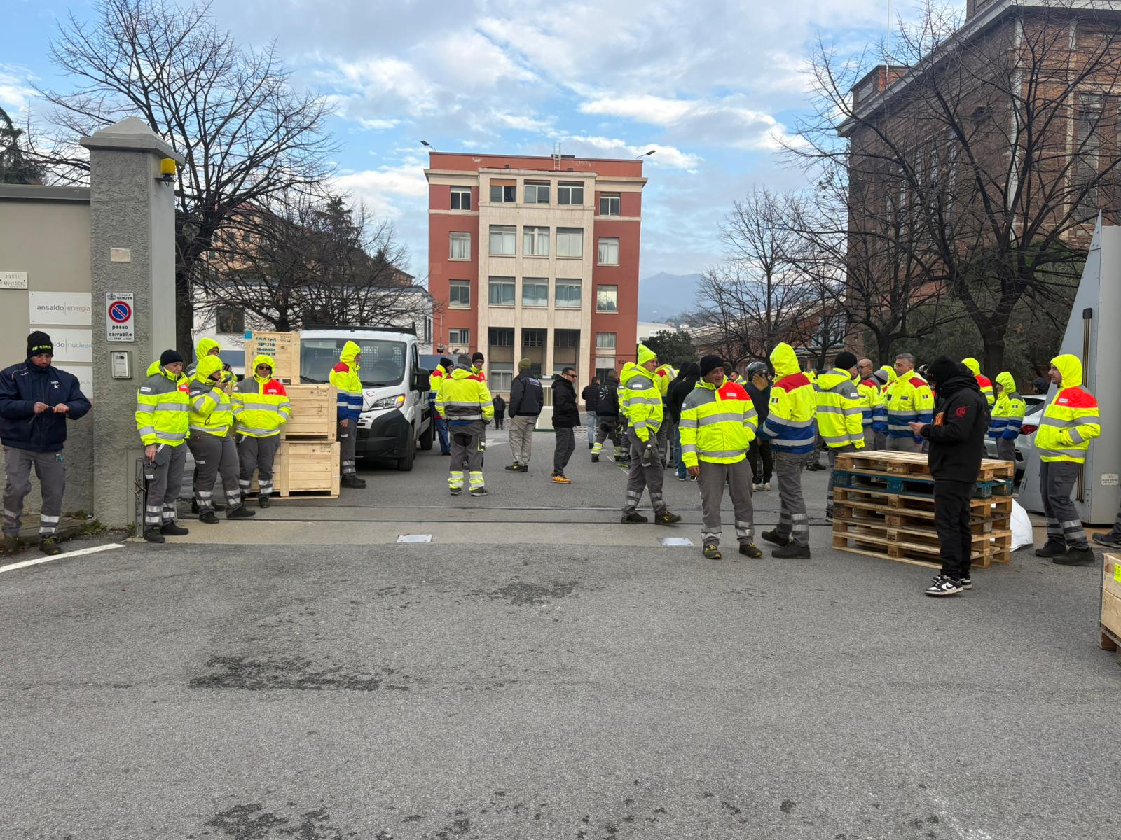 Ansaldo Energia, il blocco dei camion per il Texas: lavoratori occupano la fabbrica