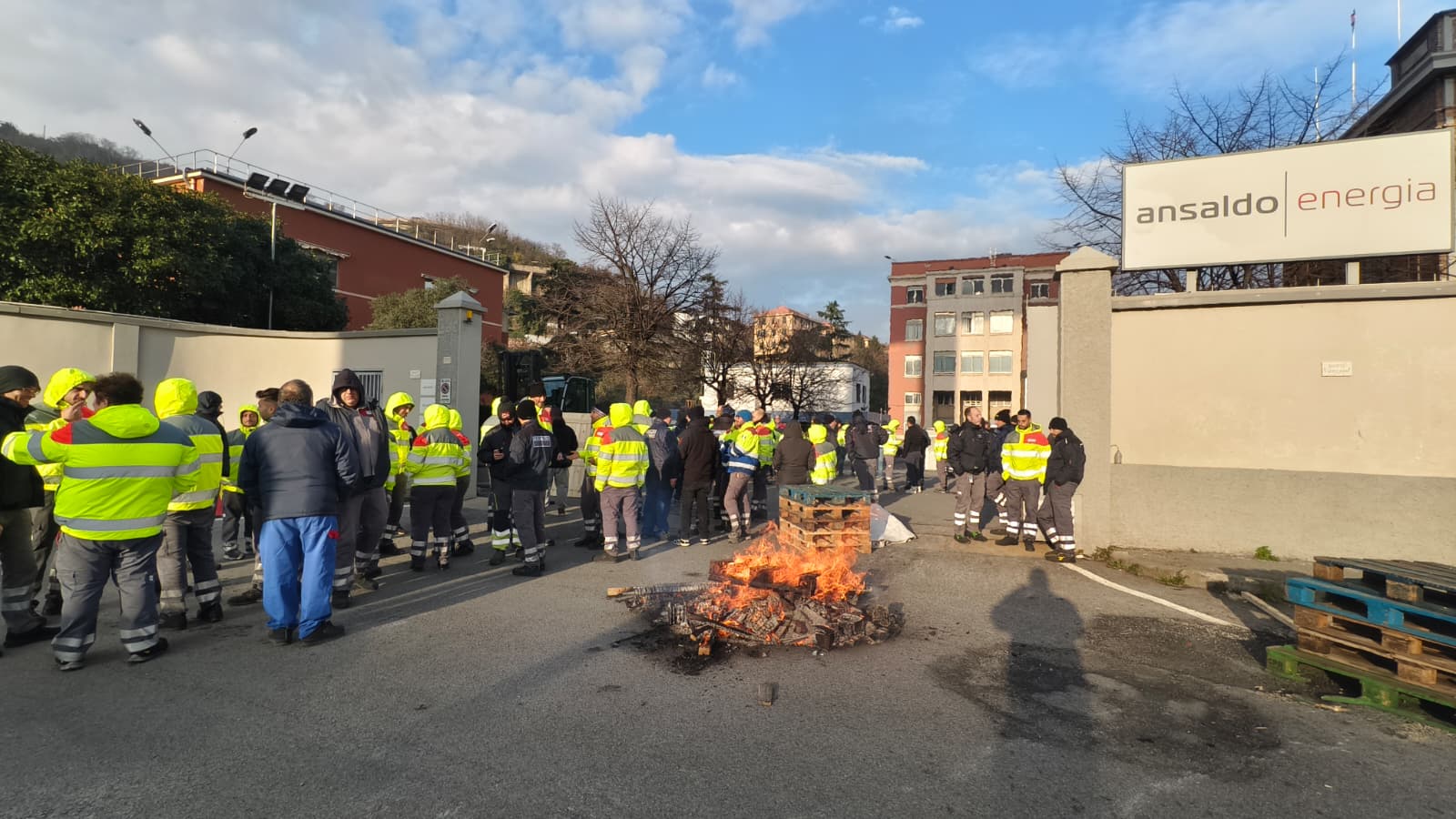 Ansaldo Energia, il blocco dei camion per il Texas: lavoratori occupano la fabbrica