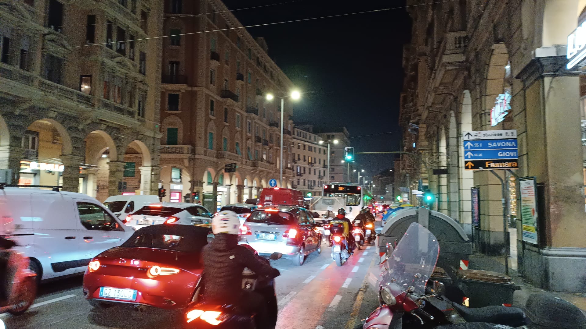 Blocco ex-Ilva e incidente: caos traffico, 9 km di coda in A10. Primocanale in diretta