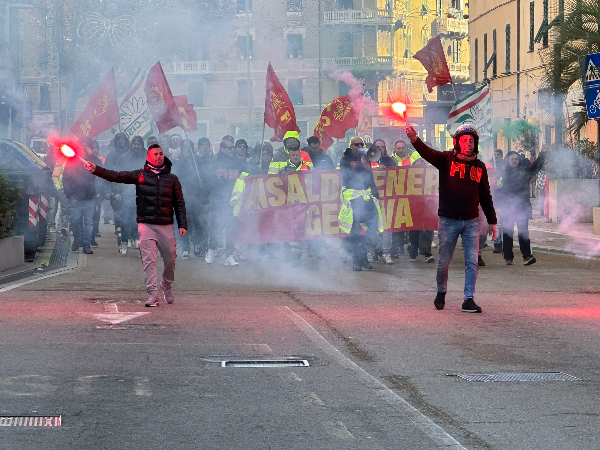 Ex Ilva, partono i cortei: lavoratori verso l'aeroporto insieme a Fincantieri e Ansaldo