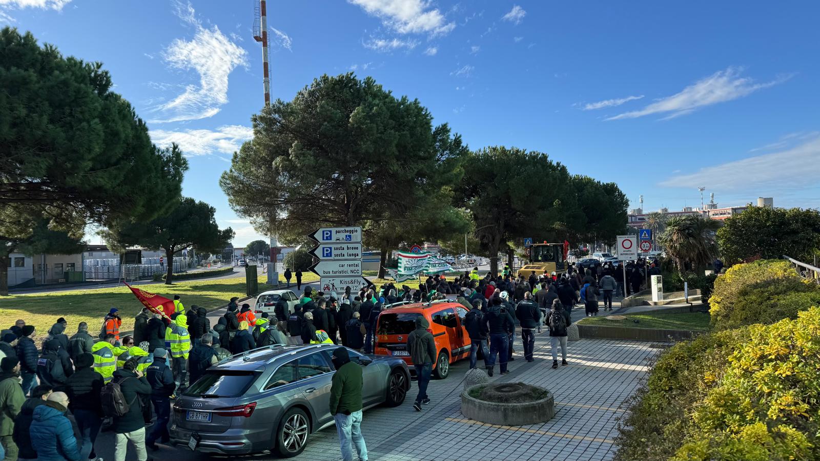 Ex Ilva, lavoratori all'aeroporto insieme a Fincantieri e Ansaldo