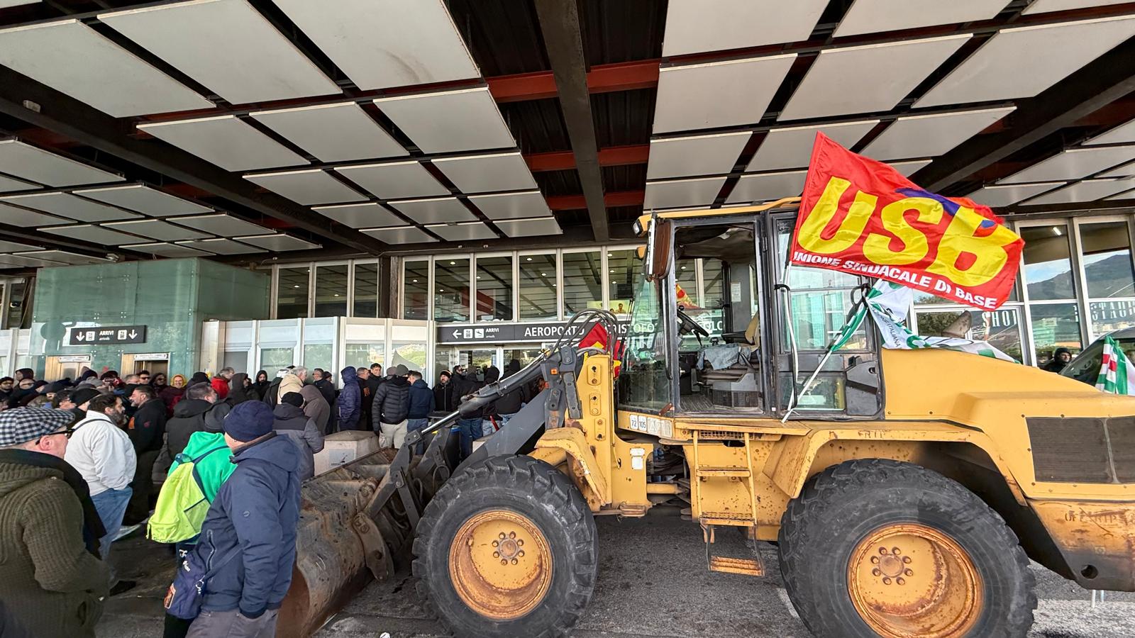 Ex Ilva, il corteo dei lavoratori lascia l'aeroporto in direzione autostrada