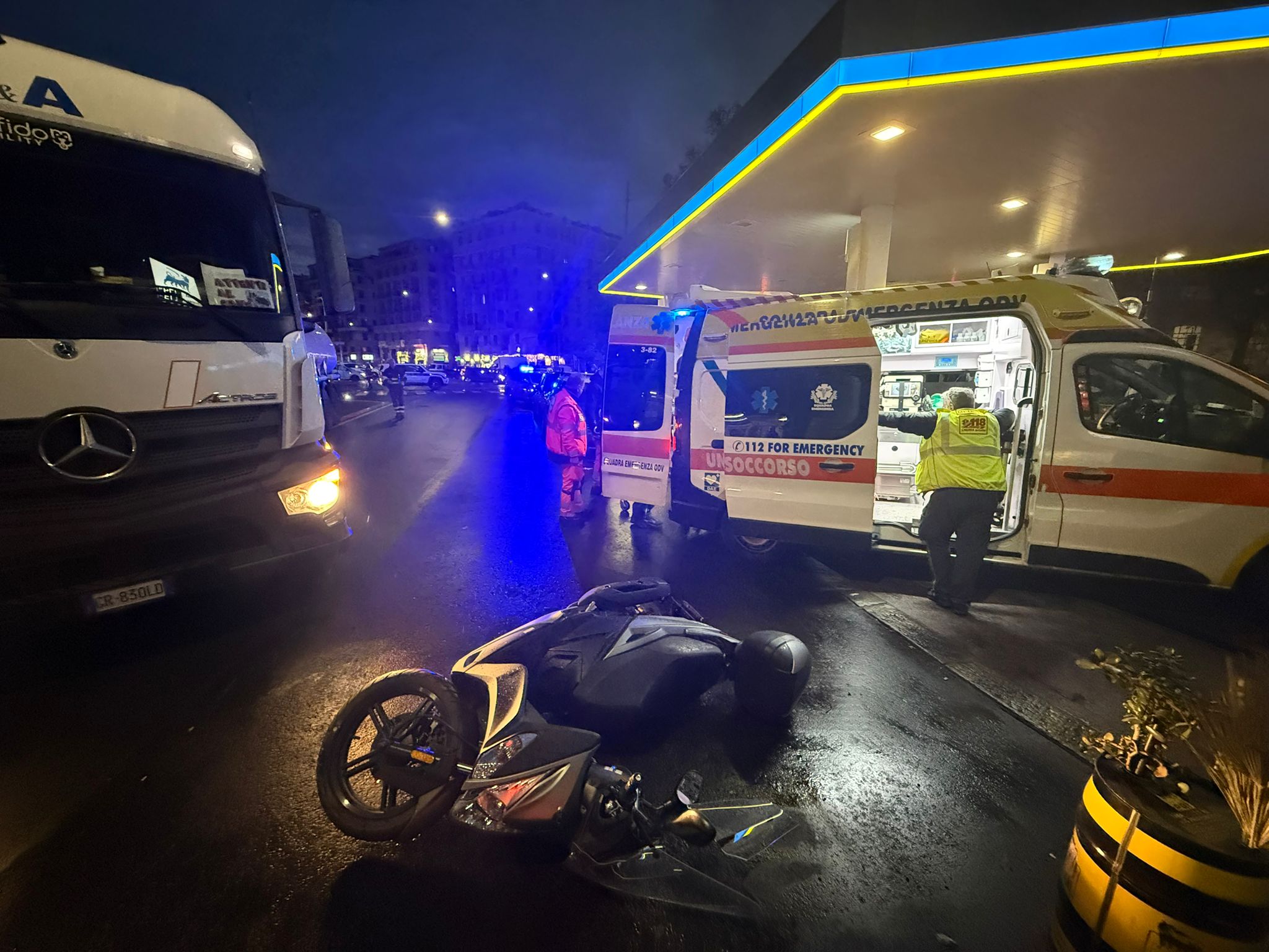 Scooter si schianta contro camion in via Archimede, ragazza di 20 anni all'ospedale