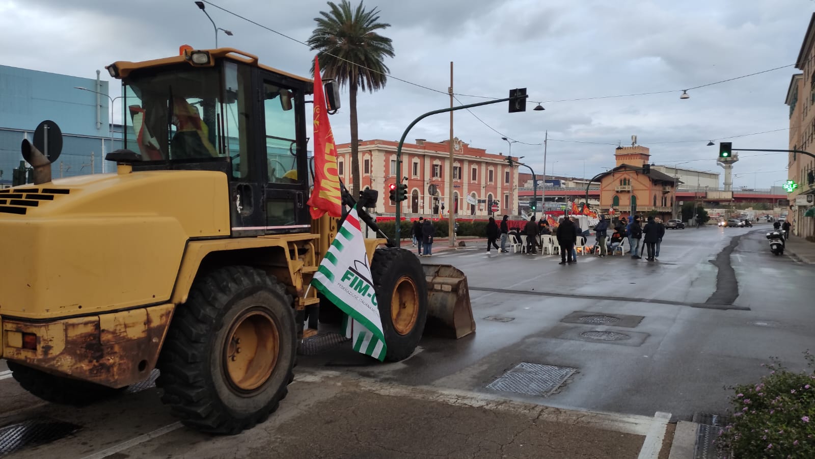 Ex Ilva, continua il presidio: piazza Savio ancora chiusa, Guido Rossa riaperta. Per domani i sindacati chiamano lo sciopero generale