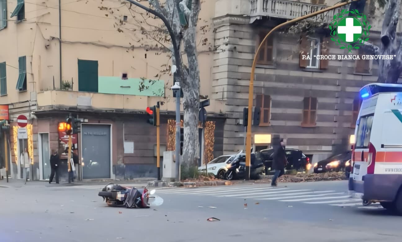 Auto contro moto all'incrocio in corso Torino, giovane al pronto soccorso 