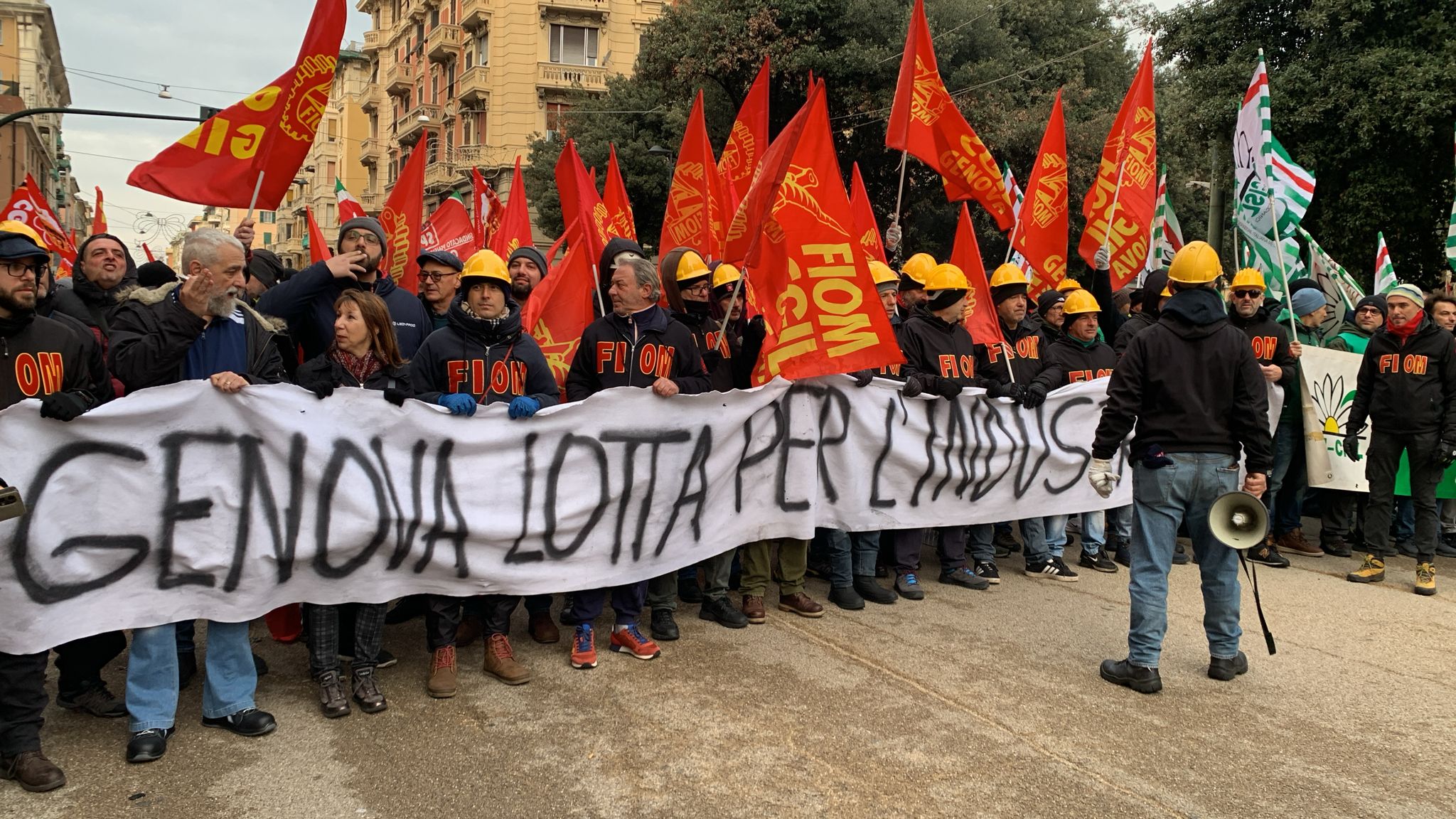 Crisi ex Ilva, sciopero dei metalmeccanici a Genova: corteo a Sampierdarena