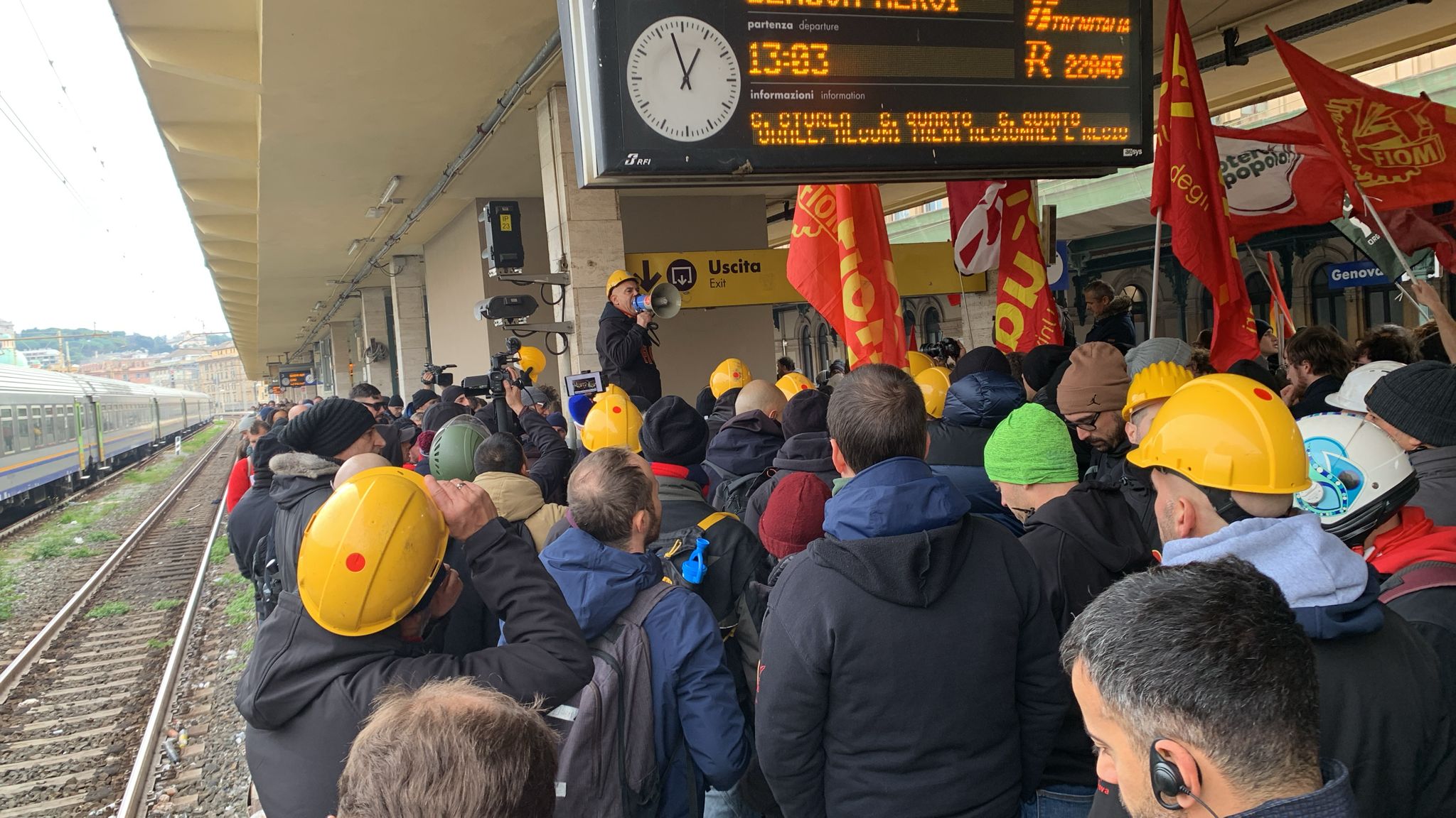 Ex Ilva, il corteo dei lavoratori arriva a Brignole. Occupata la stazione 