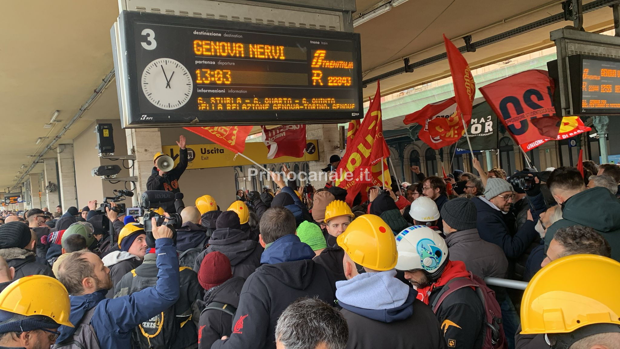 Ex-Ilva, l'occupazione della stazione Brignole. Stop ai treni